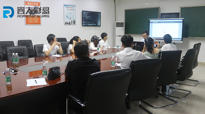 Rongda Colour Crystal Technology Director trains customer team on the software and hardware usage of multi-media touch-in-one machine！