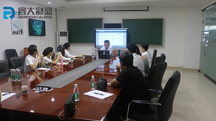 Rongda Colour Crystal Technology Director trains customer team on the software and hardware usage of multi-media touch-in-one machine！